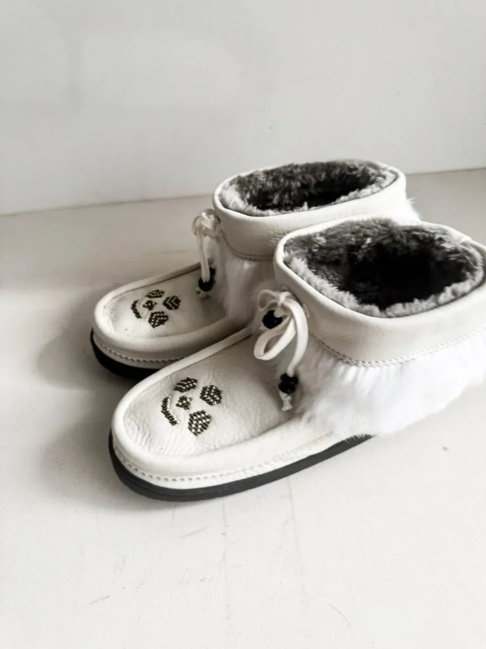 Manitobah Mukluks White Leather Beaded Embroidered Winter Booties 11 - Picture 1 of 8